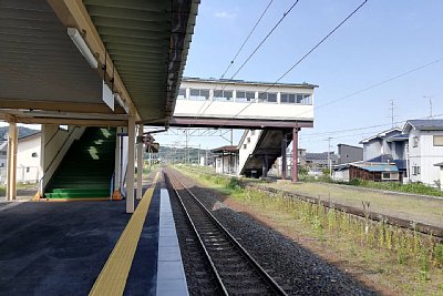 ホームと跨線橋