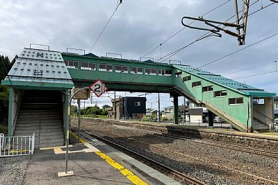 ホームと跨線橋