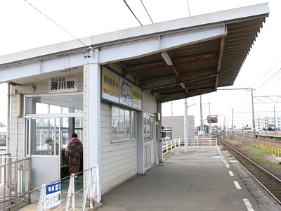 滑川駅はJR北陸本線との乗換駅です