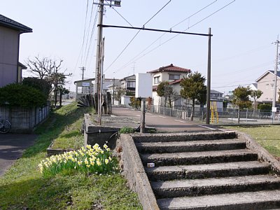 ホームへの階段と整理券発券機