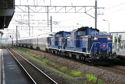 DD51ディーゼル機関車に牽引されたカシオペア