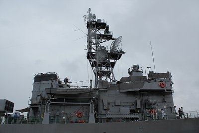 マストには、2次元レーダーがあります