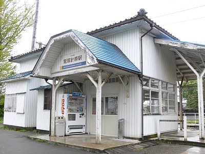 駅舎の正面には自販機があります