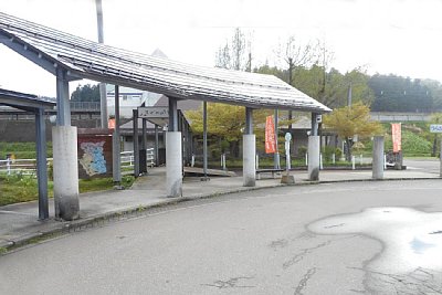 駅前にバス停
