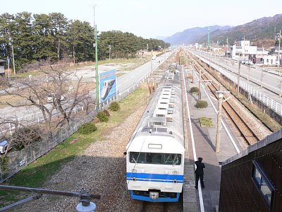 跨線橋からホームを見る