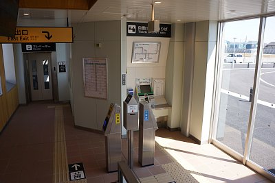 自動券売機と簡易IC改札機がある