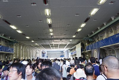 格納庫甲板は人でいっぱいです