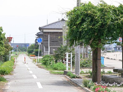 駅跡周辺は自転車道の休憩地点となっています