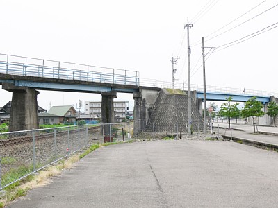 福野駅に入線する加越線の跨線橋
