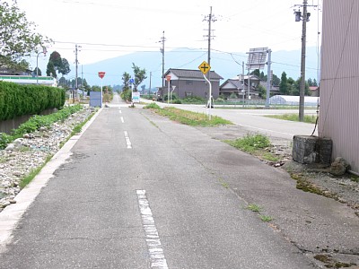 このあたりだけ道路幅が広いのは駅跡の証拠です