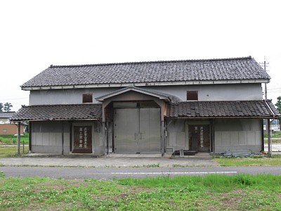 駅跡にある倉庫は駅があった頃からのものです