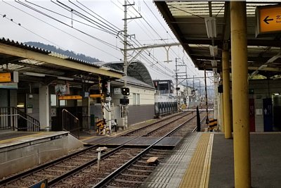 相対式ホームと構内踏切