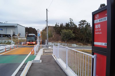 停留所にバスが接近します