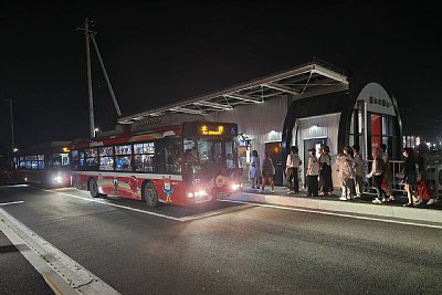 バスが2台停車しています
