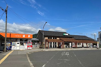 三陸鉄道とJR東日本の駅舎