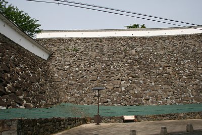 城の東側にある高さ17mの高石垣