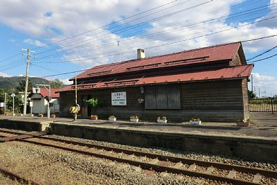駅舎と構内踏切