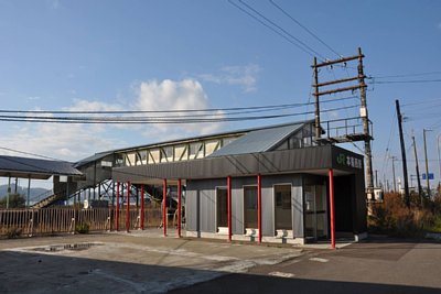 駅舎と跨線橋