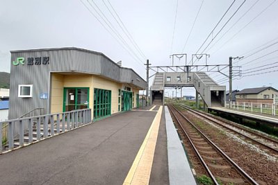 駅舎と跨線橋