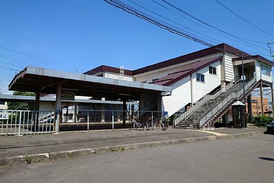 駅舎と跨線橋
