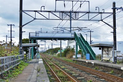 ホームと跨線橋