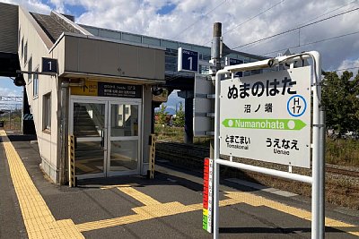 ホームと跨線橋
