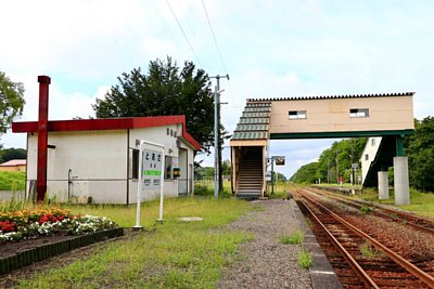 ホームと跨線橋