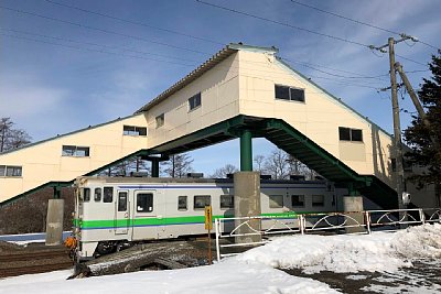 跨線橋とキハ40形気動車