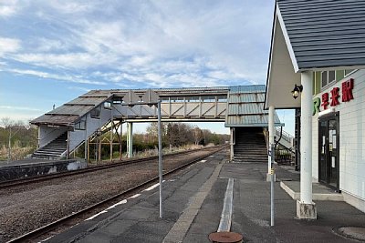 ホームと跨線橋