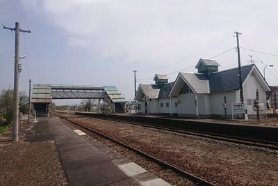 跨線橋と駅舎