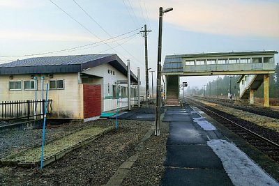 駅舎と跨線橋
