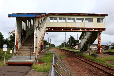 千鳥式ホームと跨線橋