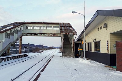 ホームと跨線橋