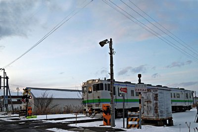 踏切を通過するキハ40形気動車