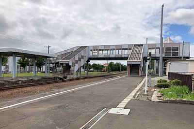 跨線橋とホーム
