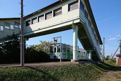 跨線橋とキハ143形気動車