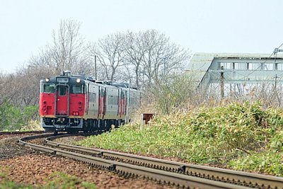 キハ40形気動車と跨線橋