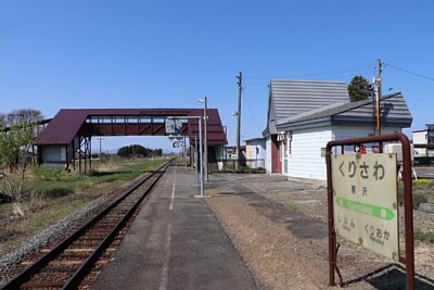 ホームと跨線橋