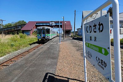 キハ143形気動車と跨線橋