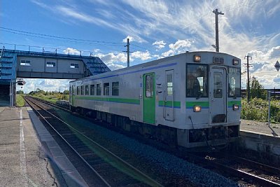 キハ143形気動車と跨線橋
