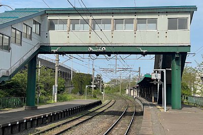 跨線橋とホーム