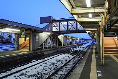 ホームと跨線橋