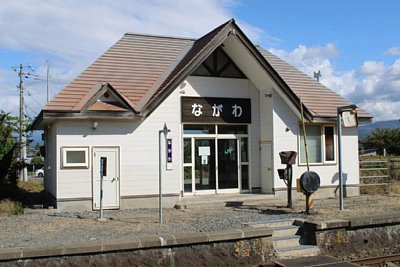 駅舎と構内踏切