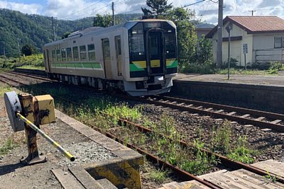 H100形気動車と構内踏切