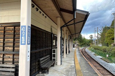 ホームはカーブしている