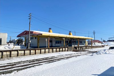 駅舎と構内踏切