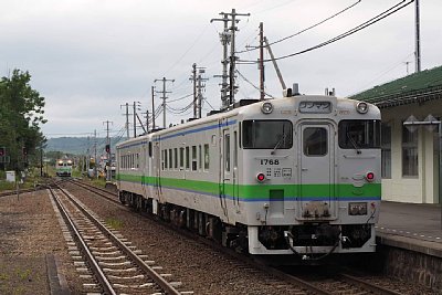 キハ40形気動車が待ち合わせ