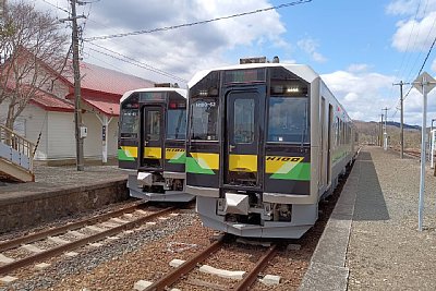 H100形気動車の列車交換