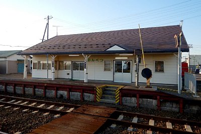 駅舎と構内踏切