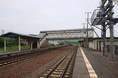 ホームと跨線橋